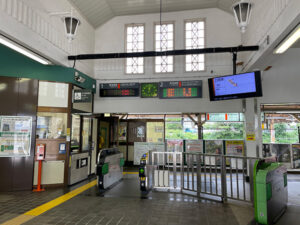 大磯駅の改札口写真